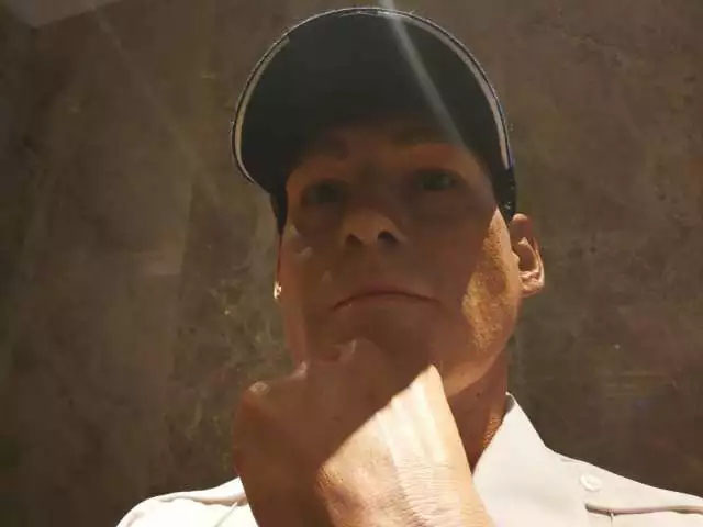 凌厲的眼神流轉(zhuǎn)，目光如炬，手掌的青筋清晰暴出，歲月的紋路無情橫亙——樹脂雕塑《站崗》