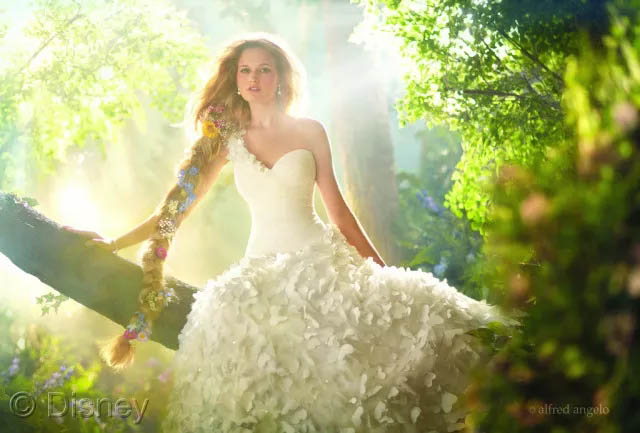 假若將玻璃鋼船艇比喻成一位女生，那么膠衣就是她華美的衣裳！