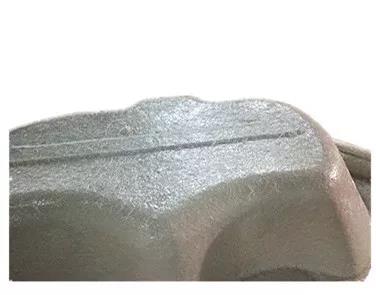 用樹脂和玻璃纖維復(fù)合在浴缸胚料的底部，使成型產(chǎn)品有足夠的強度