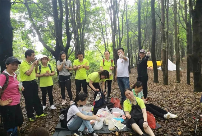 博皓人勞作過后，分享、享受美食